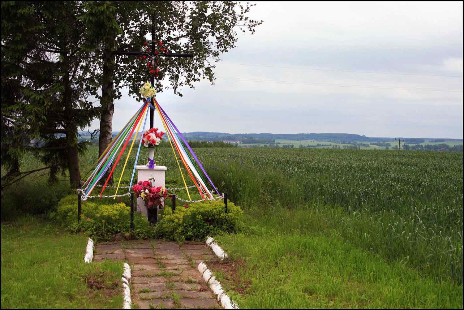 Croix rurale fleurie dans la campagne de la Gmina Kętrzyn