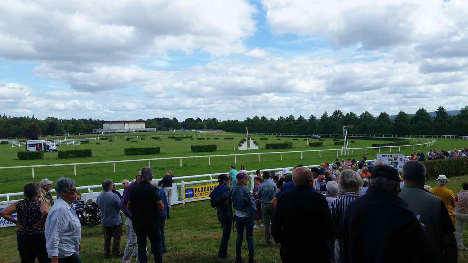 Public rassemblé à l'hippodrome des Vélizées à Mauron