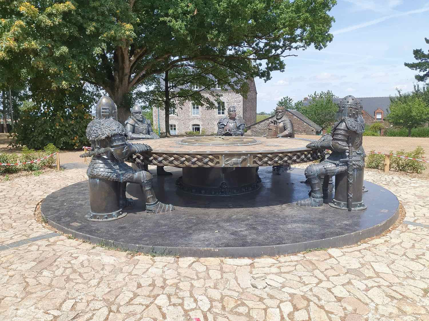 La table ronde des chevaliers à Néant-sur-Yvel